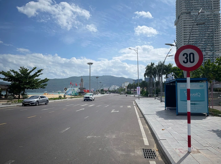 Cắm bảng 30km/h: Có phải lối thoát cho xe điện du lịch?